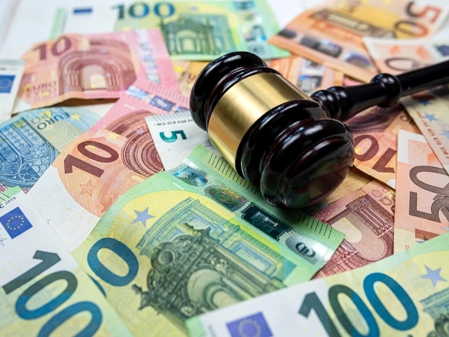 Un martelletto da giudice appoggiato su banconote in euro