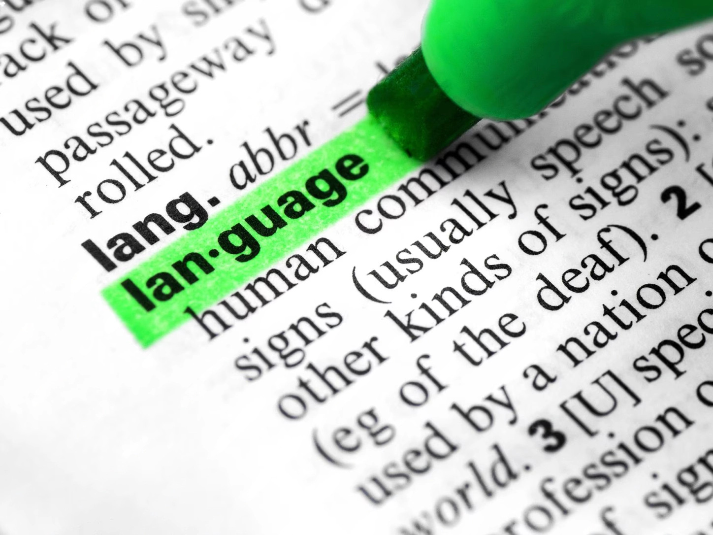 La pagina di un dizionario con la parola “language” evidenziata in verde